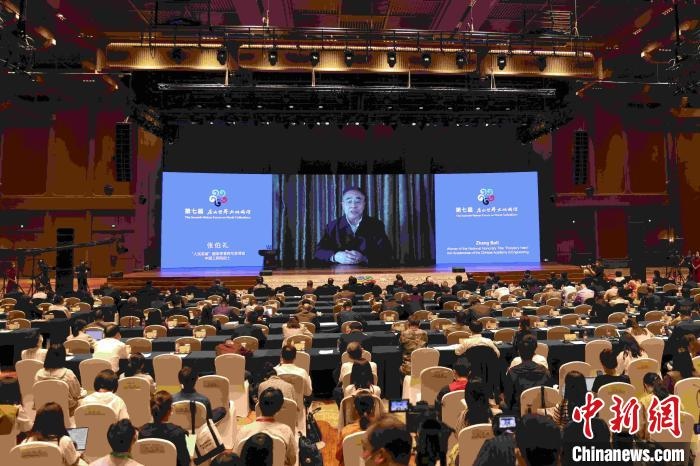 中國工程院院士、“人民英雄”國家榮譽(yù)稱號獲得者張伯禮通過視頻發(fā)表主旨演講?！∈⒓样i 攝