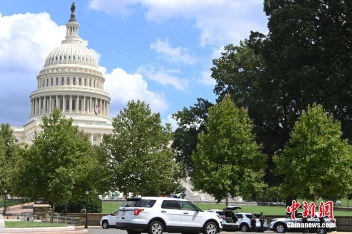 當地時間8月19日，一名男子駕駛黑色皮卡至國會圖書館前，并聲稱車上有炸彈。該事件導致美國國會大廈周邊街道封鎖，警方還疏散了周邊國會辦公樓和聯邦最高法院里的工作人員。圖為警方在美國會大廈西側廣場警戒。 <a target='_blank' href='http://www.chinanews.com/'>中新社</a>記者 陳孟統 攝