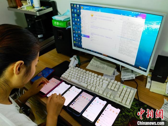 圖為網(wǎng)絡(luò)客服為網(wǎng)上“專(zhuān)車(chē)座套”客戶(hù)答疑釋惑。　呂子豪 攝