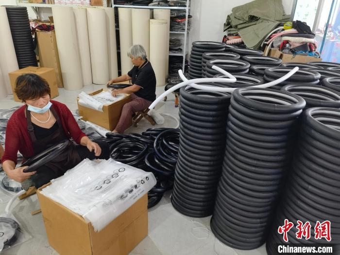 圖為村民在汽車(chē)飾品企業(yè)生產(chǎn)車(chē)間中工作。　呂子豪 攝