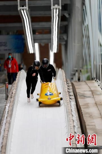 英國(guó)雪車隊(duì)結(jié)束滑行后準(zhǔn)備收車 國(guó)家雪車雪橇中心提供