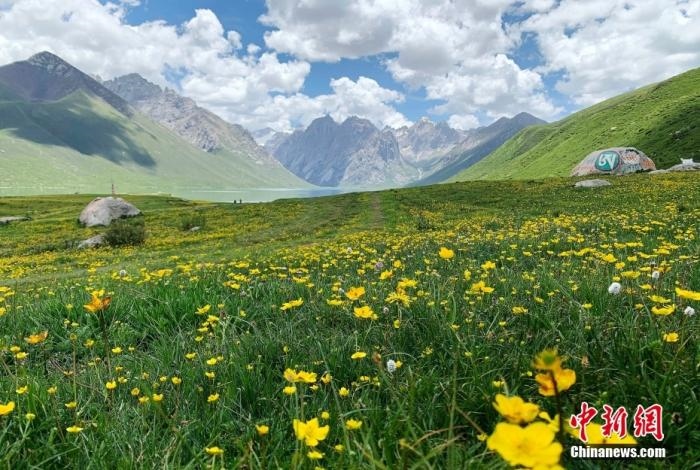 位于青海省果洛藏族自治州久治縣的年保玉則意為“神圣不可侵犯的地方”，山形如蓮花，總面積3469平方公里，保存有冰蝕地貌、冰磧地貌、現(xiàn)代冰川等地質(zhì)遺跡，有“天神后花園”之稱。
<a target='_blank' href='http://www.chinanews.com/'>中新社</a>記者 孫睿 攝