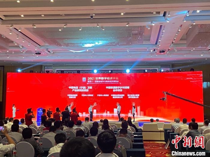 簽約現(xiàn)場?！×植?攝