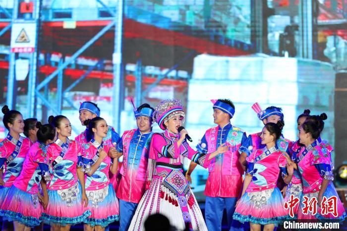 專場(chǎng)晚會(huì)上的民族歌舞表演?！涕L嬌 攝