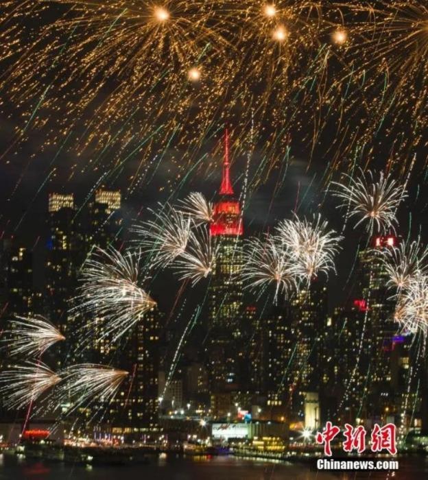 　　2018年，中國(guó)駐紐約總領(lǐng)事館前的哈德遜河上空燃放起焰火，慶祝中國(guó)狗年春節(jié)。