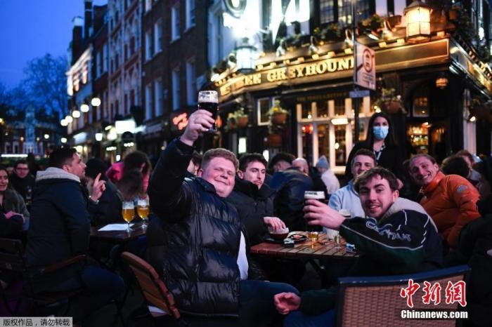 當(dāng)?shù)貢r(shí)間2021年4月12日，英國(guó)進(jìn)入放松疫情封鎖措施的第二階段。商鋪、理發(fā)店、健身房等被允許重新開(kāi)張，酒吧和餐館也可以在室外營(yíng)業(yè)。據(jù)悉，酒吧解封的第一晚，倫敦大批民眾在市中心喝酒跳舞，場(chǎng)面宛如狂歡節(jié)。