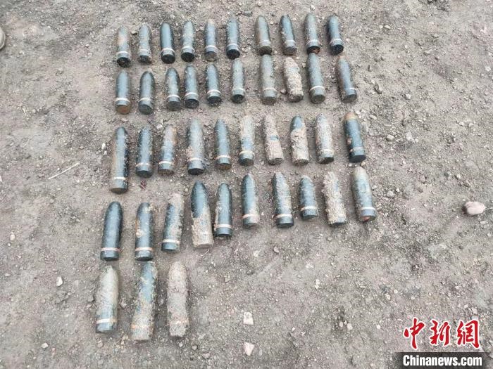 圖為發(fā)現(xiàn)的遺留炮彈?！√厝崭駱?攝