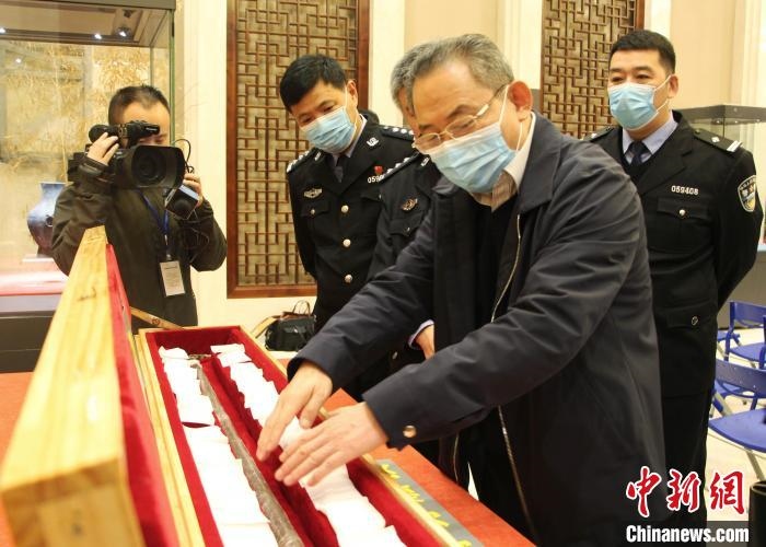 山東博物館館長(zhǎng)鄭同修介紹涉案文物龍首錯(cuò)銀木柲銅杖?！≮w曉 攝