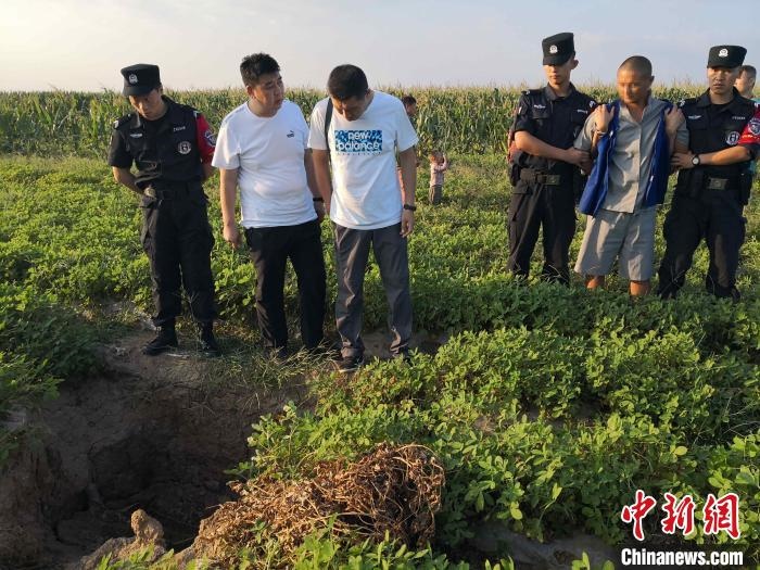 資料圖：犯罪嫌疑人辨認(rèn)作案現(xiàn)場(chǎng)?！〖蜗榭h公安局供圖