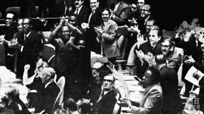 △第2758號(hào)決議通過后，現(xiàn)場爆發(fā)出熱烈歡呼聲。(資料圖)