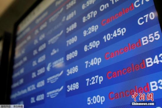 水管破裂造成第四航站樓的多家航班延誤或取消。圖為航站樓內(nèi)的電子公告牌顯示航班信息。