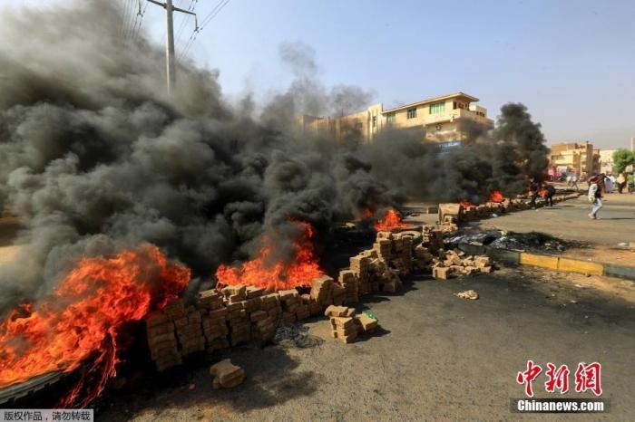 當(dāng)?shù)貢r(shí)間10月25日，蘇丹局勢(shì)發(fā)生突變，過(guò)渡政府總理被“綁架”，政府部長(zhǎng)被軍方抓捕，國(guó)家進(jìn)入緊急狀態(tài)，大量民眾走上街頭對(duì)軍方行動(dòng)進(jìn)行抗議，已有7人在抗議活動(dòng)中死亡，140人受傷。圖為抗議活動(dòng)中燃燒的輪胎。