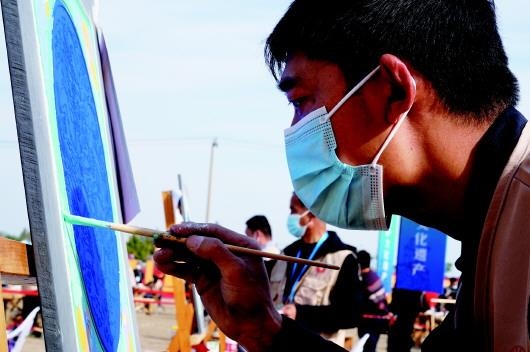 　　參加文物技能競(jìng)賽彩畫項(xiàng)目的選手。