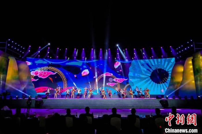 圖為中國·重慶秀山第二屆“金山銀山”文化旅游節(jié)開幕現(xiàn)場。　秀山縣文旅委供圖