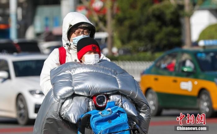 資料圖：市民在大風(fēng)降溫天氣下出行。 <a target='_blank' href='http://www.chinanews.com/'>中新社</a>記者 賈天勇 攝