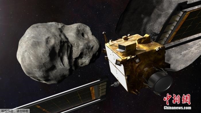 當(dāng)?shù)貢r(shí)間11月4日，法新社公布了兩張來自美國宇航局的太空效果圖，畫面顯示一艘宇宙飛船從小行星后面進(jìn)行撞擊。據(jù)悉，美國宇航局計(jì)劃讓一艘以每小時(shí)24000公里的速度飛行的宇宙飛船撞上一顆小行星以進(jìn)行“行星防御”測試，雖然地球尚且沒有面臨如此緊迫的危險(xiǎn)。