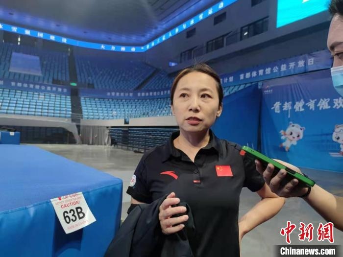 中國滑冰協(xié)會主席、前中國短道速滑隊主教練李琰表示，”冰雪惠民計劃“能推動更多人上冰 郝凌宇 攝