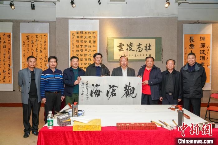 圖為百名將軍書畫展活動(dòng)現(xiàn)場(chǎng)?！∷涡憬?攝 攝