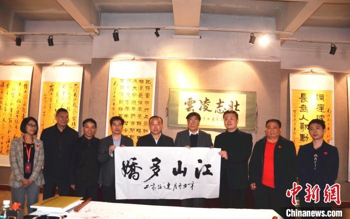 圖為百名將軍書畫展活動(dòng)現(xiàn)場(chǎng)?！☆佇玛?yáng) 攝 攝