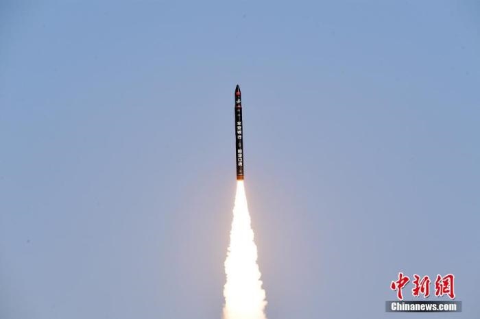 北京時間2021年12月7日12時12分，谷神星一號遙二運載火箭在中國酒泉衛(wèi)星發(fā)射中心成功發(fā)射升空，將搭載的天津大學(xué)一號、麗澤一號、寶醞號、金紫荊五號、金紫荊一號03星等5顆小衛(wèi)星順利送入預(yù)定軌道，發(fā)射任務(wù)獲得圓滿成功。汪江波 攝