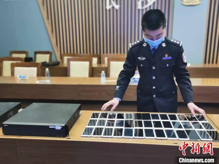 民警展示作案工具?！￠L沙市公安局供圖