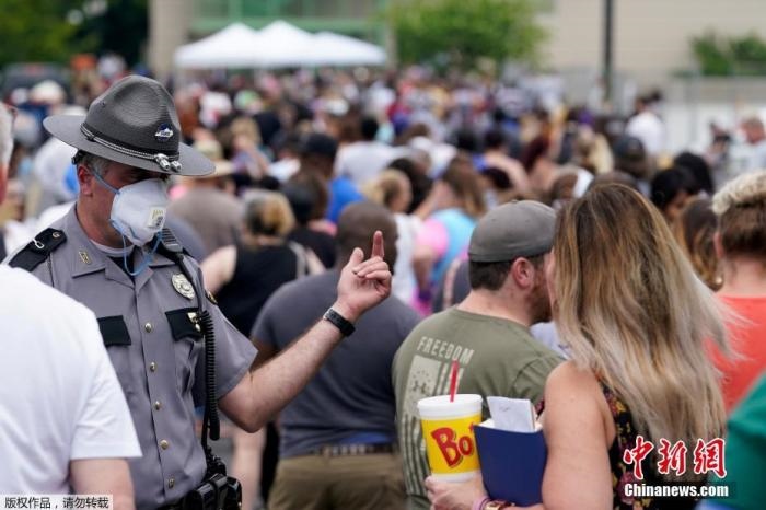 當(dāng)?shù)貢r間6月17日，美國肯塔基州國會大樓外，上千名在疫情期間失業(yè)的美國民眾在此排隊等候進入大樓。據(jù)悉肯塔基州在疫情期間開設(shè)了臨時失業(yè)辦公室。