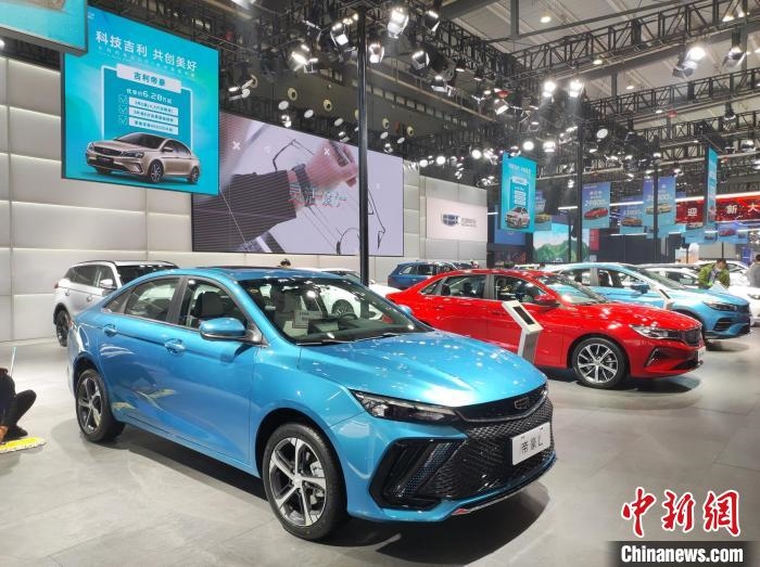 長沙國際車展上展出的汽車?！√菩∏?攝