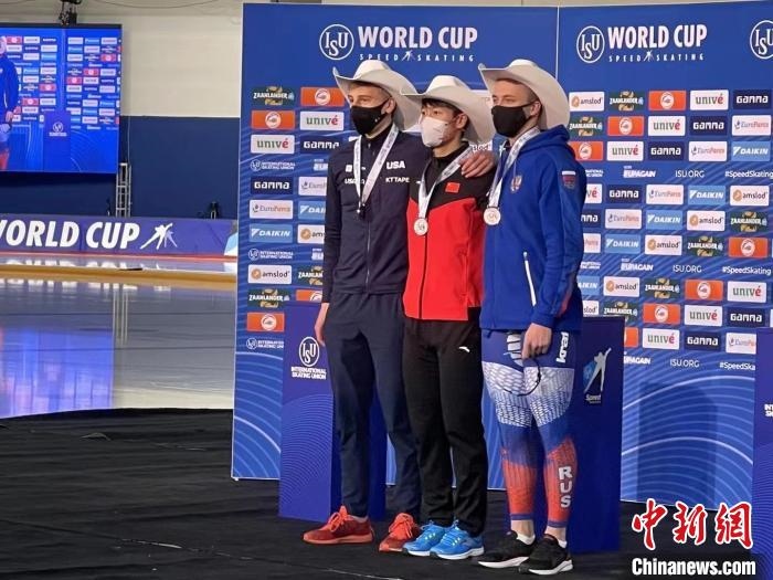 寧忠?guī)r在頒獎儀式上?！『邶埥◇w育局提供