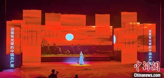 圖為“百年風華”大型音樂史詩劇現(xiàn)場?！⒑ｌ` 攝