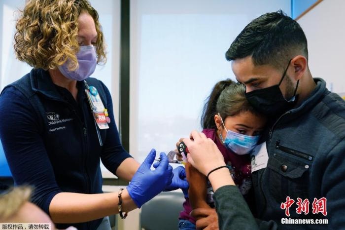 資料圖：當(dāng)?shù)貢r(shí)間11月3日，美國(guó)華盛頓，國(guó)立兒童醫(yī)院為孩子接種疫苗。美國(guó)新冠疫苗接種進(jìn)入了一個(gè)新階段，數(shù)百萬(wàn)名小學(xué)生現(xiàn)在可以接種疫苗。