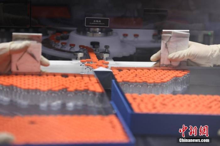 資料圖：北京科興中維生物技術(shù)有限公司生產(chǎn)線上的疫苗。 <a target='_blank' href='/'>中新社</a>記者 蔣啟明 攝 　