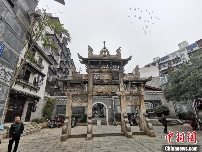 “道冠古今”牌坊?！×荷?攝