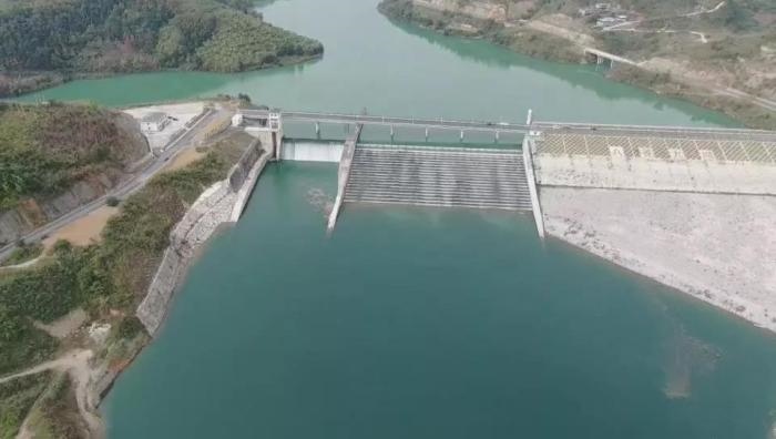 　　圖1 2021年12月7日，督察組使用無人機(jī)拍攝，保護(hù)區(qū)實(shí)驗(yàn)區(qū)內(nèi)的八吝大壩已建成，且未設(shè)置過魚設(shè)施