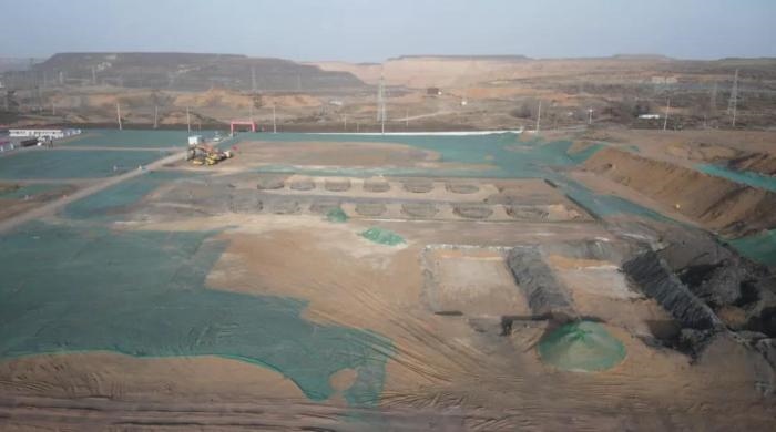 2021年12月11日，督察組使用無人機拍攝，神木市蘭炭產(chǎn)業(yè)特色園區(qū)檸條塔片區(qū)廢水集中處理設(shè)施僅完成部分基礎(chǔ)建設(shè)