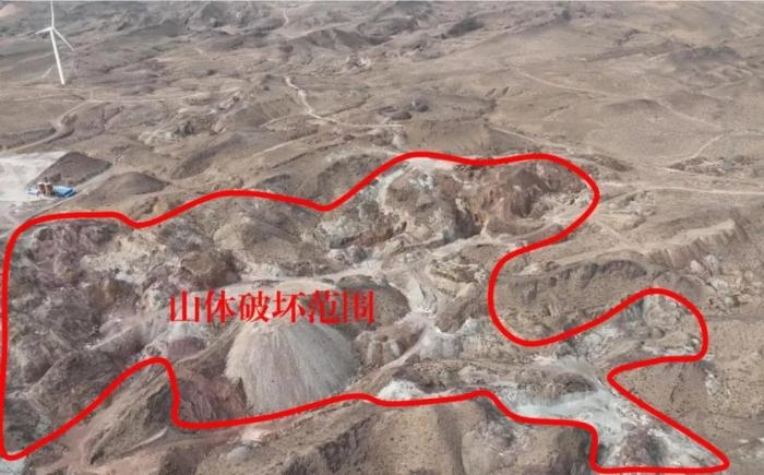  2021年12月12日，督察組使用無人機(jī)拍攝，中寧縣馬道梁北部歷史遺留礦山破壞山體面積達(dá)240余畝，現(xiàn)場(chǎng)滿目瘡痍、千瘡百孔