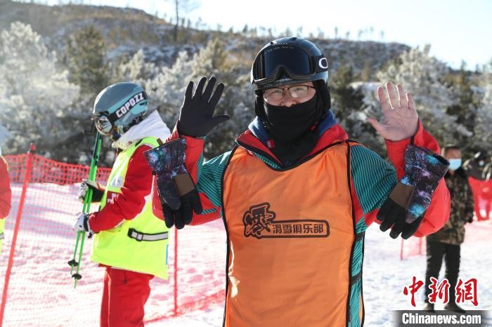 圖為滑雪場現(xiàn)場。　許婷 攝