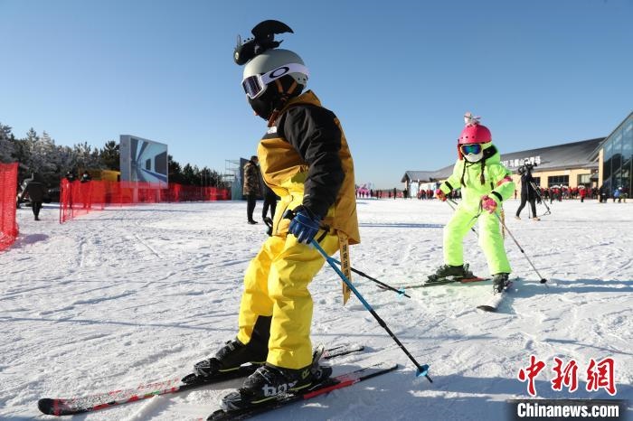 圖為滑雪場現(xiàn)場?！≡S婷 攝