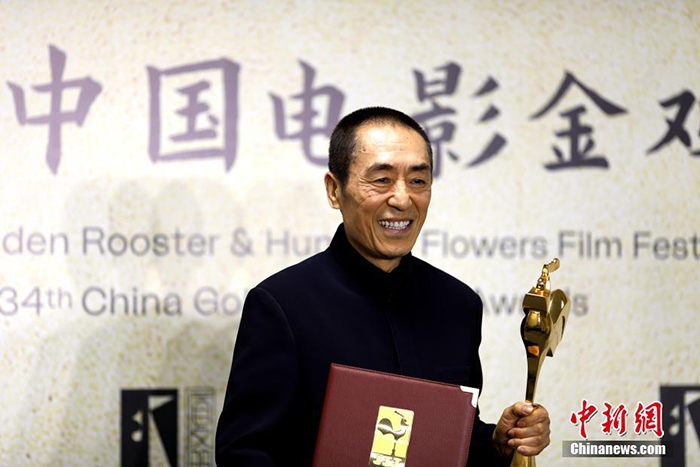 12月30日晚，第34屆中國電影金雞獎(jiǎng)?lì)C獎(jiǎng)典禮在福建省廈門市舉行。張藝謀以執(zhí)導(dǎo)《懸崖之上》榮膺最佳導(dǎo)演獎(jiǎng)。 <a target='_blank' href='/'>中新社</a>記者 呂明 攝