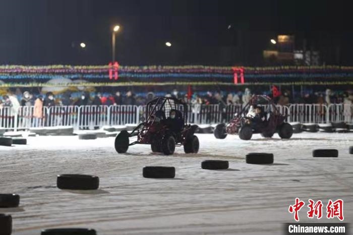 來吧，一起體驗(yàn)雪地越野車的刺激吧?！∮诤Ｑ?攝