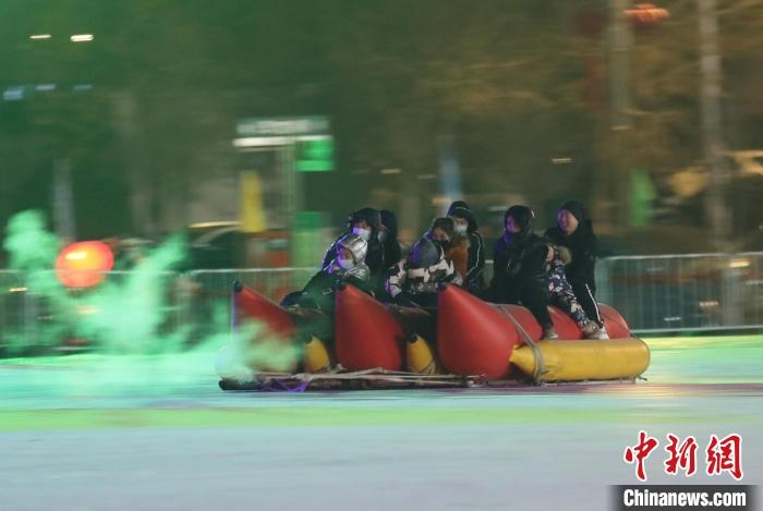 民眾沉醉在冰上香蕉船的快樂中?！∮诤Ｑ?攝