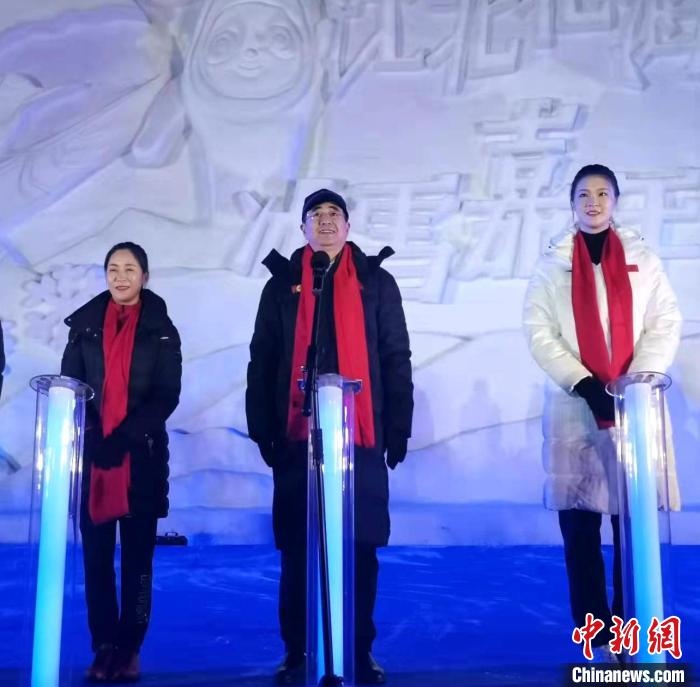 前女排國家隊(duì)隊(duì)長奧運(yùn)冠軍惠若琪(右一)，中國女子田徑競走奧運(yùn)冠軍王麗萍(左一)助陣當(dāng)晚活動(dòng)。　趙桂華 攝