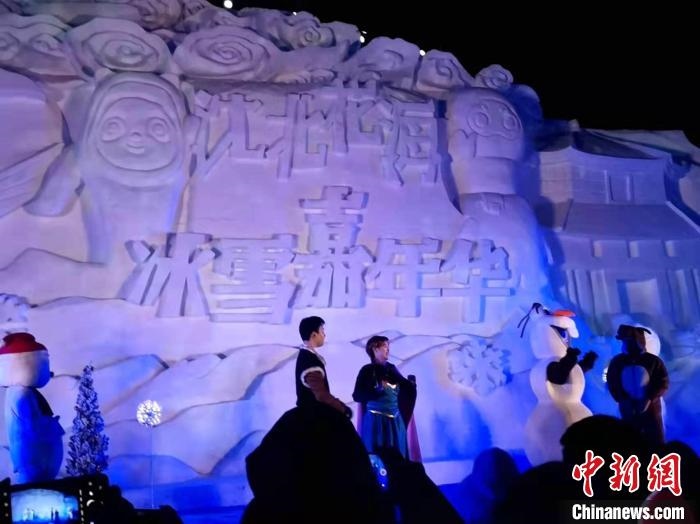 活動(dòng)現(xiàn)場表演的《冰雪奇緣》很受歡迎。　趙桂華 攝