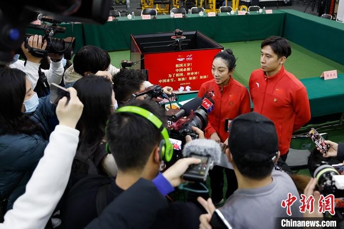 1月5日晚，全力沖刺北京冬奧學(xué)習(xí)座談會在北京舉行。座談會后，中國花樣滑冰雙人滑組合隋文靜、韓聰接受記者采訪。 <a target='_blank' href='/'>中新社</a>記者 富田 攝