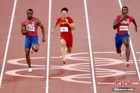 資料圖：北京時間8月1日晚，在東京奧運會男子百米決賽中，中國選手蘇炳添以9.98秒的成績獲得第六名，作為首位闖進奧運男子百米決賽的中國人，他再次創(chuàng)造了歷史。圖為蘇炳添在比賽中。<a target='_blank' href='/'>中新社</a>記者 富田 攝