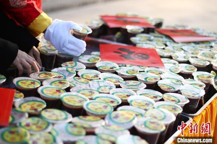 資料圖：工作人員將定制的臘八粥擺放整齊?！°蟛?攝