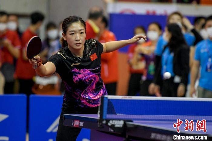 劉詩雯在2021年全國(guó)乒乓球“業(yè)余球王”總決賽中與選手互動(dòng)交流球技?！●樤骑w 攝
