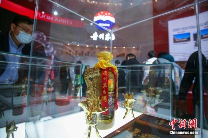 10月19日，天津，參觀者在中國茅臺展位參觀展示的白酒。當(dāng)天，第105屆全國糖酒商品交易會在國家會展中心(天津)啟幕。本屆糖酒會展覽總面積20萬平方米，吸引了來自40多個國家和地區(qū)的3504家參展商參展，共設(shè)置了傳統(tǒng)酒類、葡萄酒及國際烈酒、食品及飲料、調(diào)味品及配料、食品機(jī)械及包裝等展區(qū)。 <a target='_blank' href='/'>中新社</a>記者 佟郁 攝