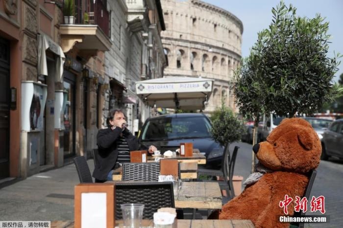 資料圖：意大利羅馬斗獸場附近的酒吧，顧客在露臺上喝酒。