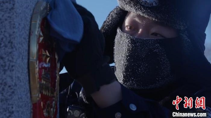 圖為恩和哈達(dá)邊境派出所的9名民警踏雪巡邊。　劉維明 攝