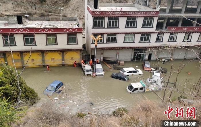 救援人員正在丹巴一處民房被淹處搜尋和轉(zhuǎn)移人員。　周勇 攝